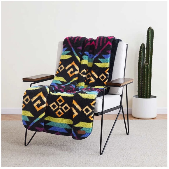 Pendleton Other - Pendleton Sherpa Fleece Throw, Black